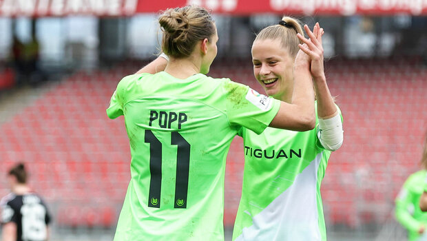 Die VfL-Wolfsburg-Spielerinnen Alex Popp und Vivien Endemann jubeln zusammen nach einem Tor.