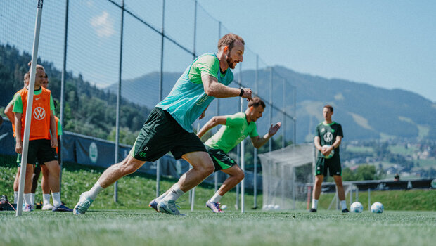 VfL-Wolfsburg-Spieler Maximilian Arnold sprintet im Duell mit Yannick Gerhardt.