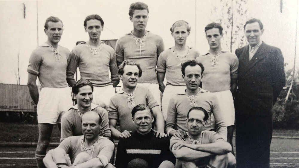 Ein Mannschaftsbild mit dem ehemaligen VfL Wolfsburg-Spieler Helmut Bork.