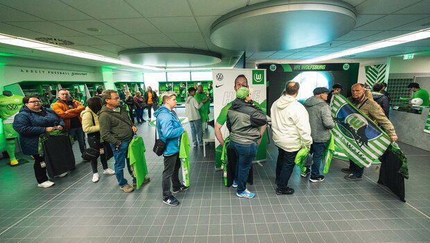 Die Fans stehen Schlange, um das neue Trikot des VfL Wolfsburg zu erwerben.