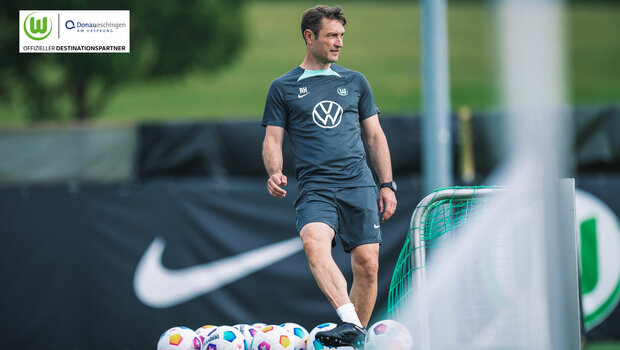 Robert Kovac, Co-Trainer des VfL Wolfsburg, passt den Ball.