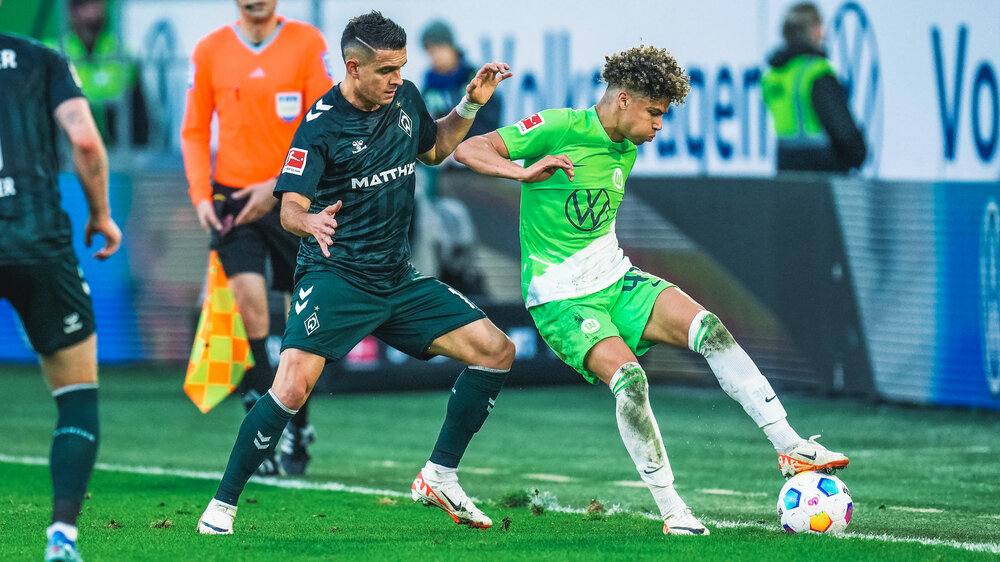 Zweikampf von VfL-Wolfsburg-Spieler Kevin Paredes im Spiel gegen Werder Bremen.