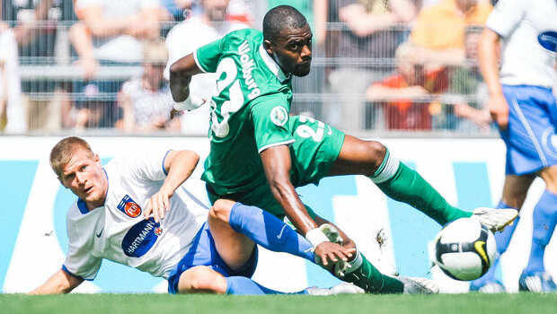 Ein ehemaliger VfL-Wolfsburg-Spieler am Ball.
