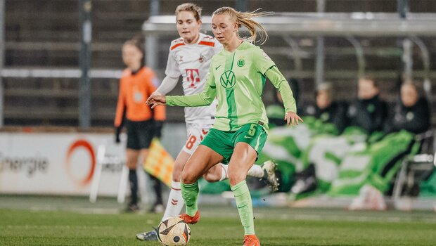 VfL-Wolfsburg-Spielerin Ella Peddemors im Zweikampf mit einer Gegenspielerin.