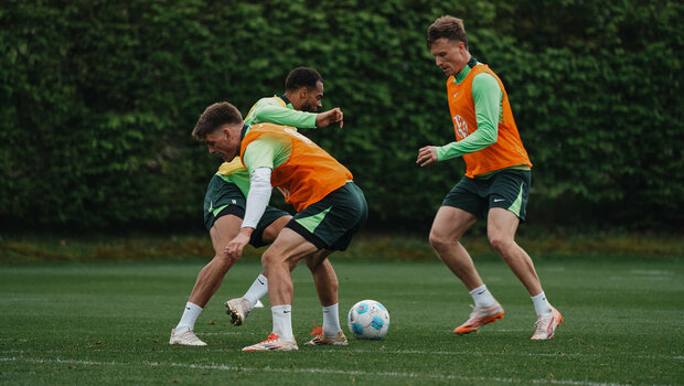 Joakim Maele im Training im Zweikampf mit Lukas Nmecha, hinter ihm steht Yannick Gerhardt.
