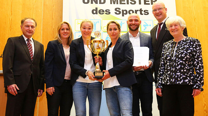 Cheftrainer Stephan Lerch, Assistenztrainerin Britta Carlson sowie Anna Blässe und Zsanett Jakabfi des VfL-Frauenteams bei der Preisübergabe.