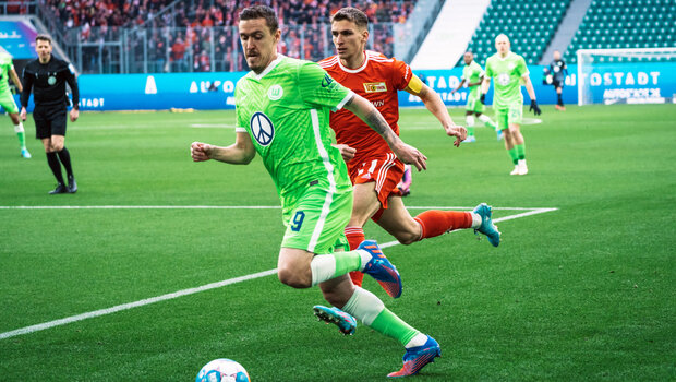 Vfl Wolfsburg Spieler Max Kruse spielt den Ball.