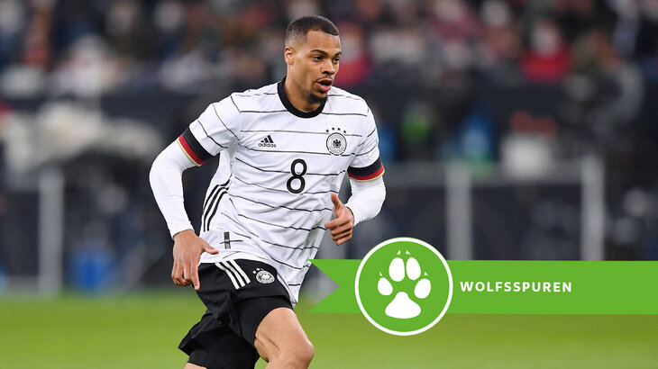 Lukas Nmecha vom VfL Wolfsburg im Dress der Deutschen Nationalmannschaft. Rechts der Schriftzug Wolfsspuren.