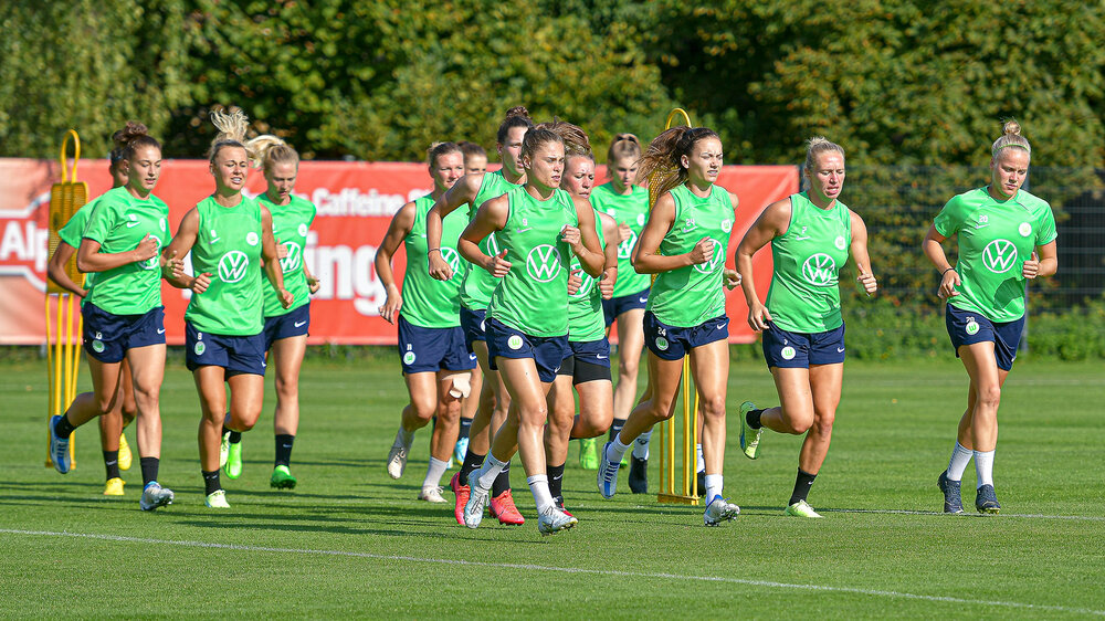 VfL Wolfsburg Frauen bei einer Laufeinheit im Trainingslager.