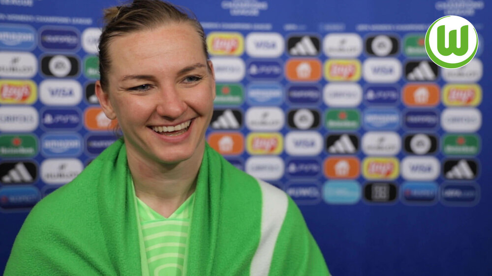 Die VfL-Wolfsburg-Spielerin Alexandra Popp lächelt in die Kamera.