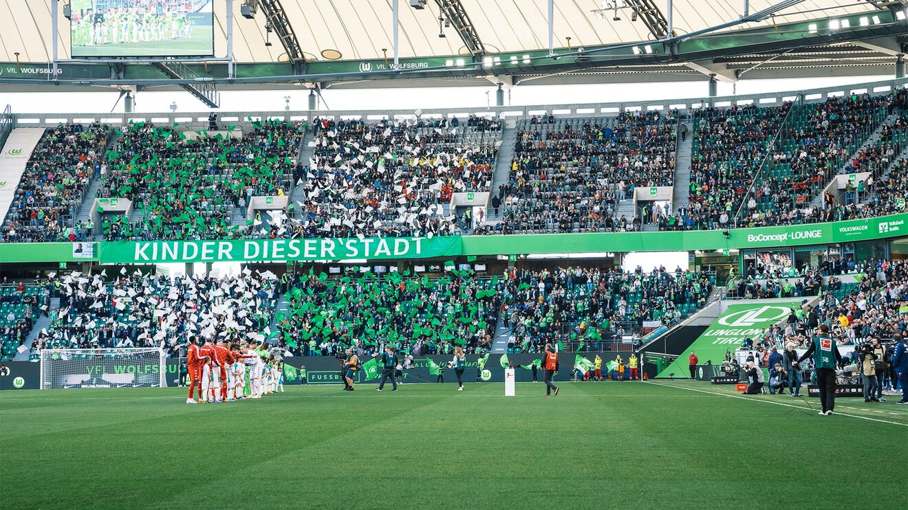 Die Fans des VfL-Wolfsburg präsentieren eine starke Choreo in grün-weißen Farben.