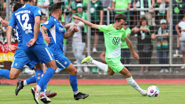 Torschuss vom VfL Wolfsburg im Spiel gegen Makkabi Berlin.