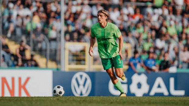 VfL-Wolfsburg-Spieler Sebastiaan Bornauw läuft mit dem Ball.
