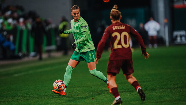 VfL-Wolfsburg-Spielerin Lynn Wilms läuft mit dem Ball.