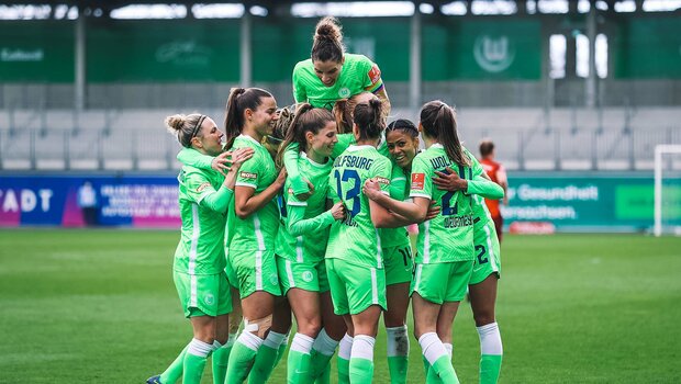 Die Frauen des VfL Wolfsburg jubeln und umarmen sich in der Gruppe nach einem Treffer im Spiel gegen den FC Bayern München.