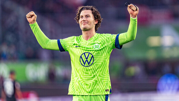 VfL-Wolfsburg-Spieler Wind jubelt nach seinem Treffer gegen den SC Freiburg.
