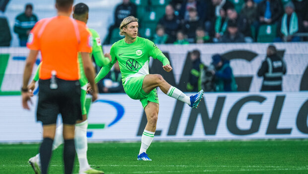 VfL-Wolfsburg-Spieler Sebastiaan Borneauw tritt den Ball.