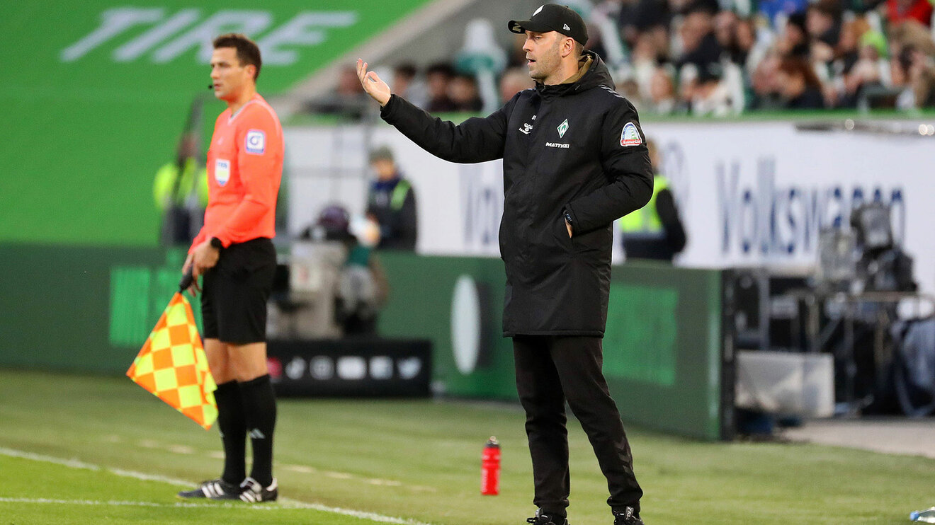 Der Trainer der Bremen macht Anweisungen an der Seitenlinie der Arena des VfL Wolfsburg.