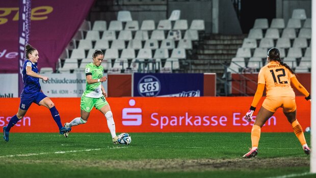 VfL-Wolfsburg-Spielerin Ewa Pajor läuft mit dem Ball.