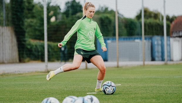 VfL-Wolfsburg-Spielerin Rebecka Blomqvist schießt den Ball im Training.