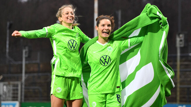 VfL-Wolfsburg-Spielerinnen Hendrich und Janssen feiern den Sieg über Potsdam.