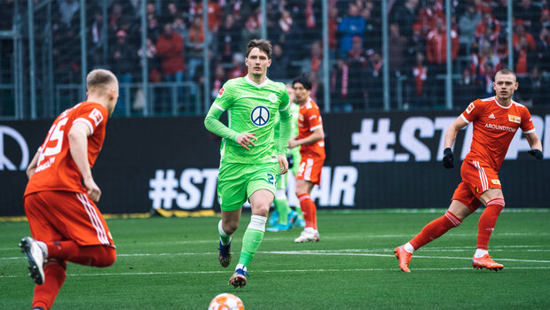 VfL Wolfsburg Spieler Bialek spielt den Ball.