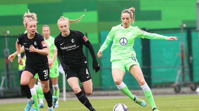 Kathrin Hendrich im Duell gegen den SC Freiburg.