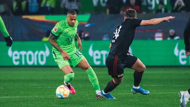 VfL-Wolfsburg-Spieler Lukas Nmecha im Zweikampf mit einem Gegenspieler.