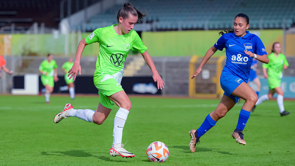Eine U17-Spielerin des VfL Wolfsburg läuft mit dem Ball.