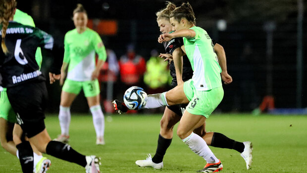Lena Oberdorf vom VfL Wolfsburg nimmt den Ball in der Luft an.