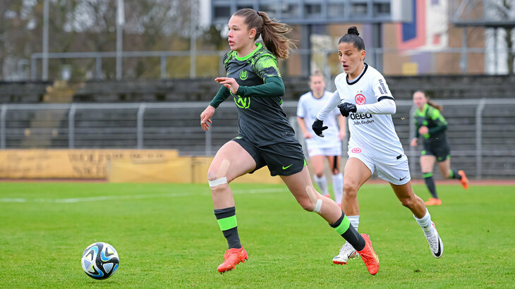 Eine VfL-Wolfsburg-Spielerin aus der U20-Mannschaft läuft dem Ball hinterher und eine Gegnerin läuft ihr hinterher.