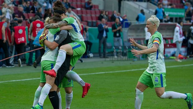 Die Spielerinnen des VfL Wolfsburg umarmen sich und bejubeln ihren Treffer.