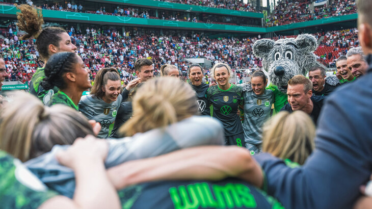 Die Frauen des VfL Wolfsburg umarmen sich in einem gemeinsamen Kreis nach dem Pokalgewinn.