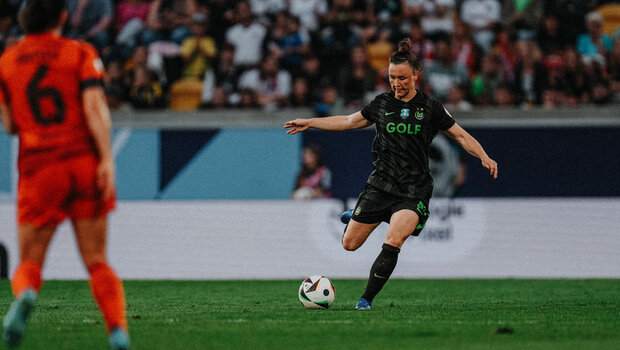 VfL-Wolfsburg-Spielerin Marina Hegering schießt den Ball.