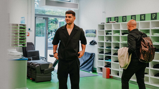 VfL Wolfsburg Spieler Konstantinos Koulierakis schaut sich bei seinem ersten Besuch in Wolfsburg an, wo die Spielertrikots beflockt werden.