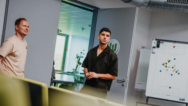 VfL Wolfsburg Spieler Konstantinos Koulierakis schaut sich bei seinem ersten Besuch in Wolfsburg in den Geschäftsräumen in der Volkswagen Arena um.