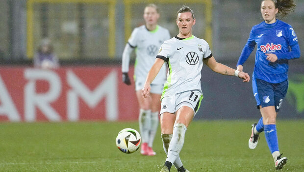 Alexandra Popp vom VfL-Wolfsburg ist mit dem linken Fuß am Ball. Gefolgt wird sie von Gegenspielerin Jana Feldkamp.