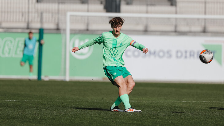 Ein VfL-Spieler der U19 Nachwuchsmannschaft schießt den Ball-