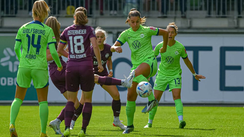 VfL Wolfsburg-Spielerin Lena Oberdorf klärt sich den Ball in der Partie gegen die SGS Essen.