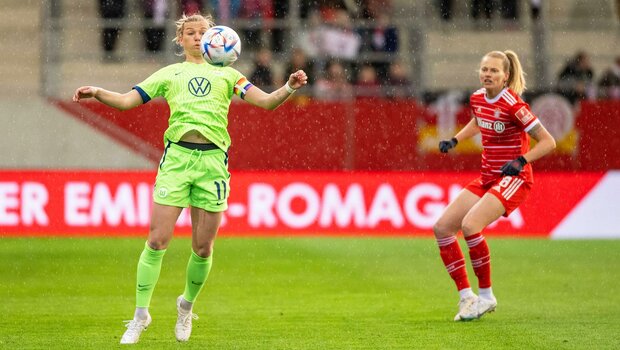 Alex Popp vom VfL Wolfsburg springt in die Luft.
