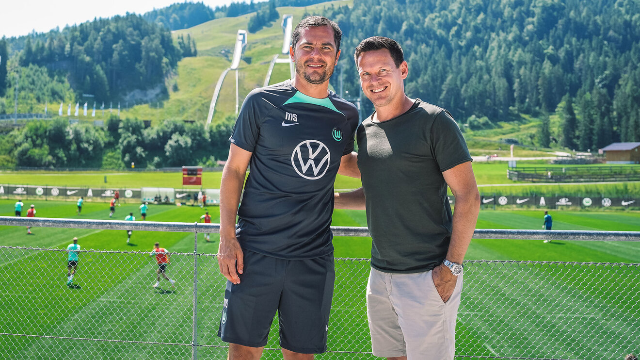 VfL Wolfssburg Geschäftsführer Schäfer posiert mit Ex-Spielerkollege Riether im Trainingslager in Seefeld.