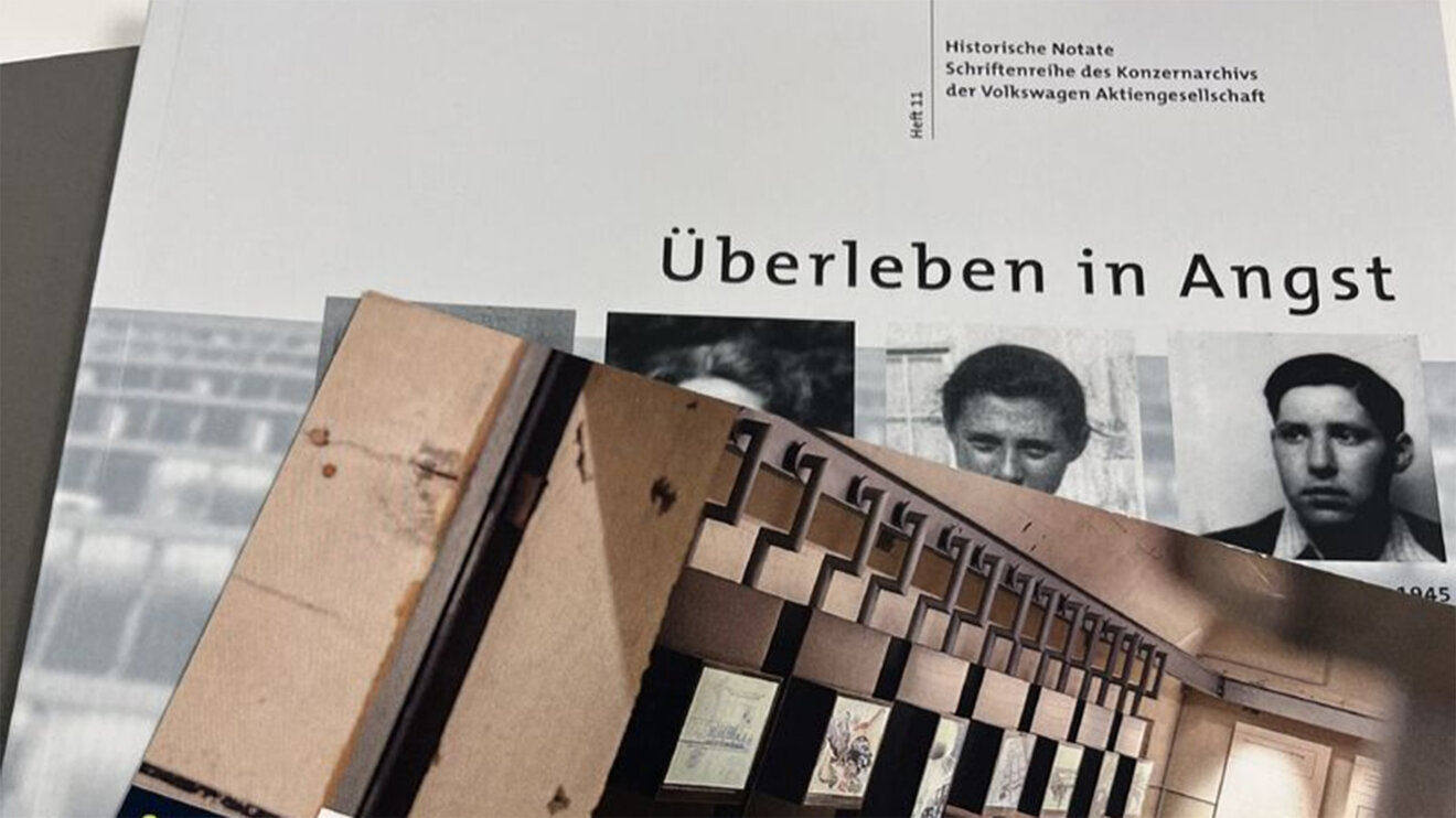 Flyer und Broschüren zum Thema Gedenkstätte auf dem Volkswagengelände.