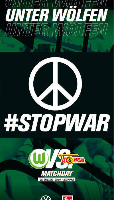 Der Flyer symbolisiert anlässlich des Ukraine-Kriegs ein Peace Zeichen mit dem Hashtag Stopwar beim Spiel VfL Wolfsburg vs. 1 FC Union.