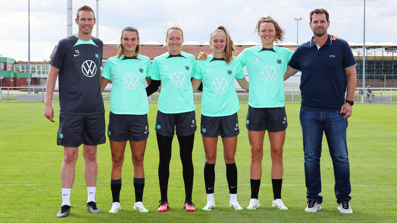 Ein Gruppenbild der Neuzugänge vom VfL Wolfsburg mit Stroot und Kellermann.
