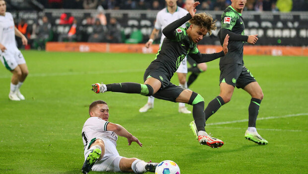 Der VfL-Wolfsburg-Spieler Kevin Paredes im Zweikampf um den Ball.