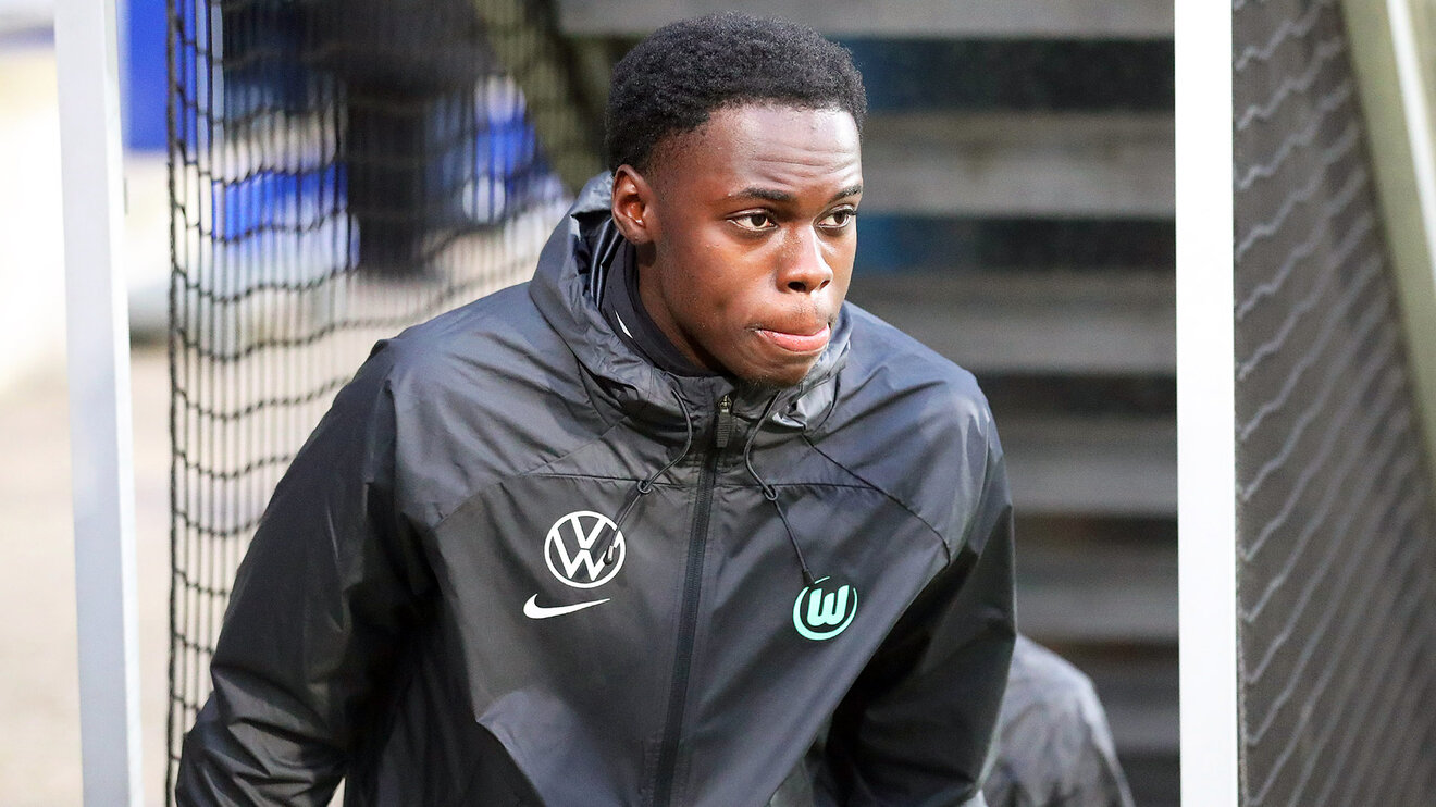Kofi Jeremy Amoako aus der U19 des VfL Wolfsburg in einer schwarzen Jacke.