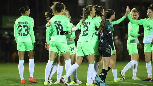 Die VfL Wolfsburg Frauen jubeln nach dem Tor im Testspiel gegen Hannover.