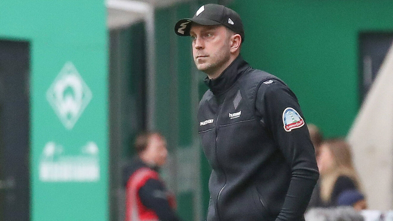 Der Werder-Bremen-Trainer Ole Werner am Seitenrand.