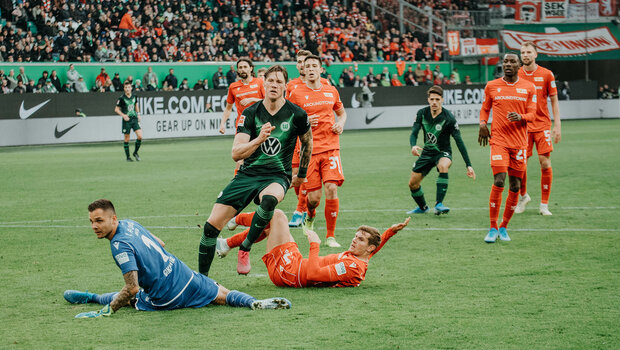Spieler des VfL Wolfsburg im gegnerischen Strafraum.