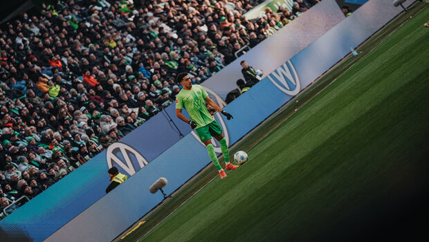 VfL-Wolfsburg-Spieler Tiago Tomas läuft mit dem Ball.